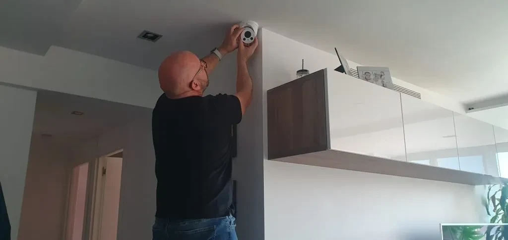 Técnico profesional de Cámaras Zona Sur realizando mantenimiento de sistemas de seguridad