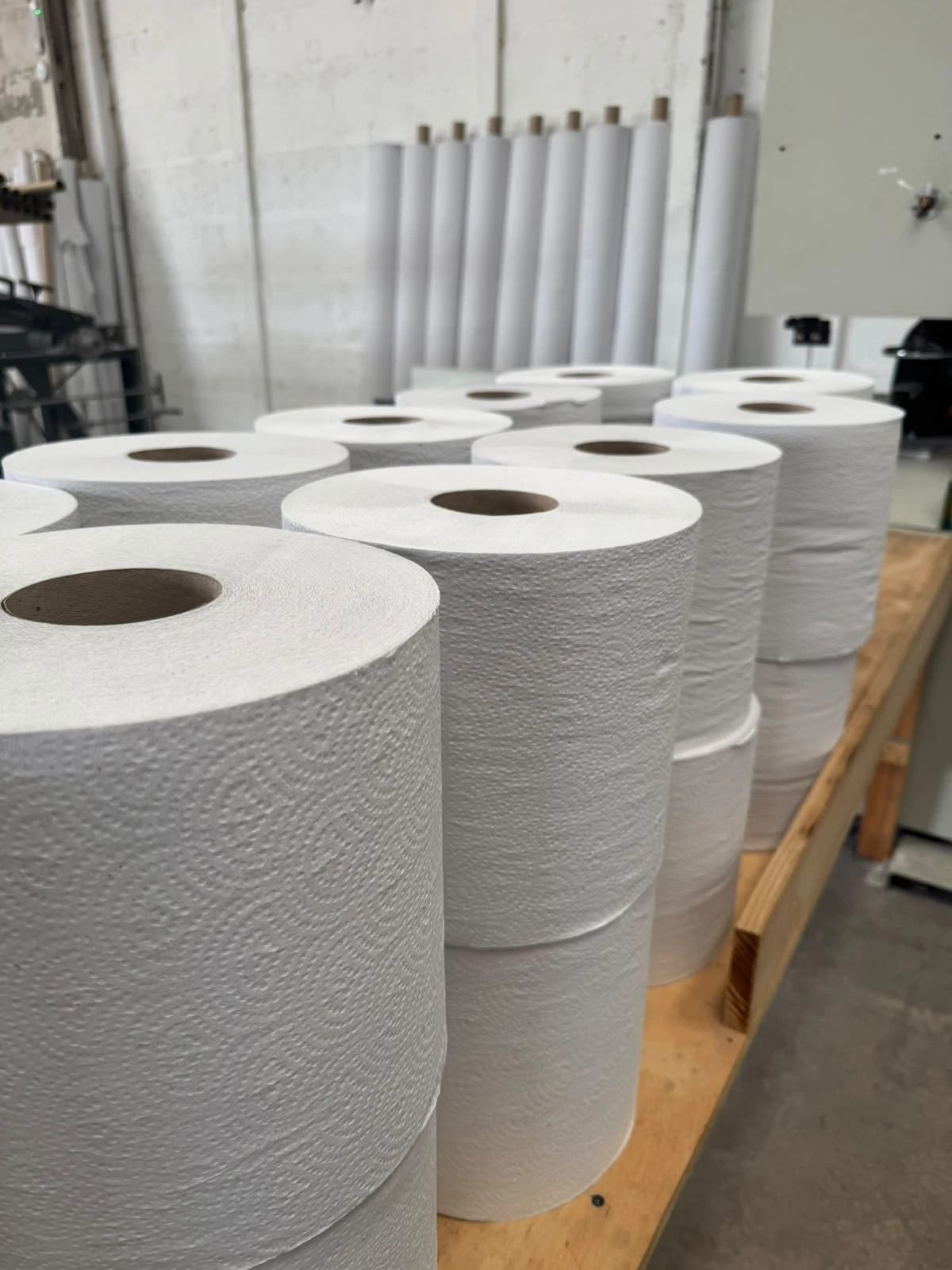 Rollos de papel higiénico institucional en planta de producción
