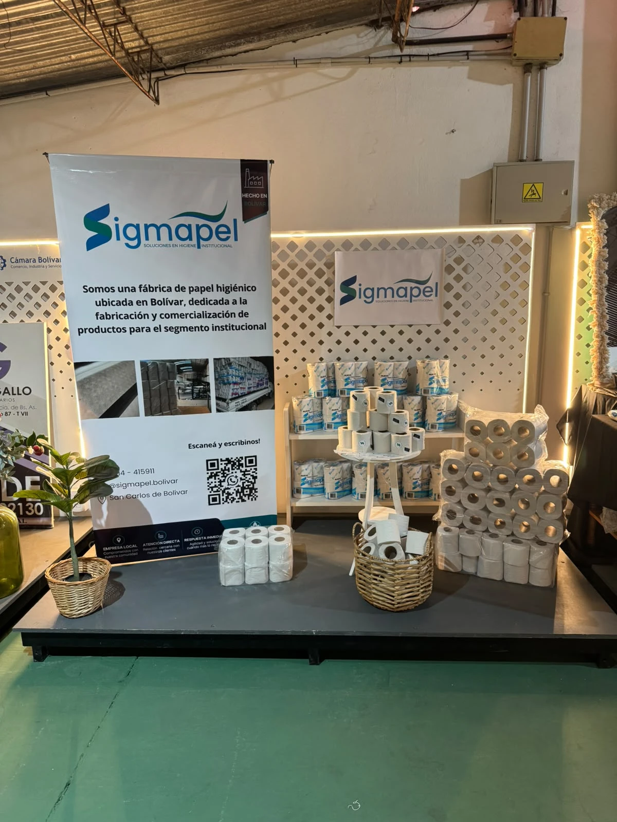 Personal trabajando en la línea de producción de papel institucional