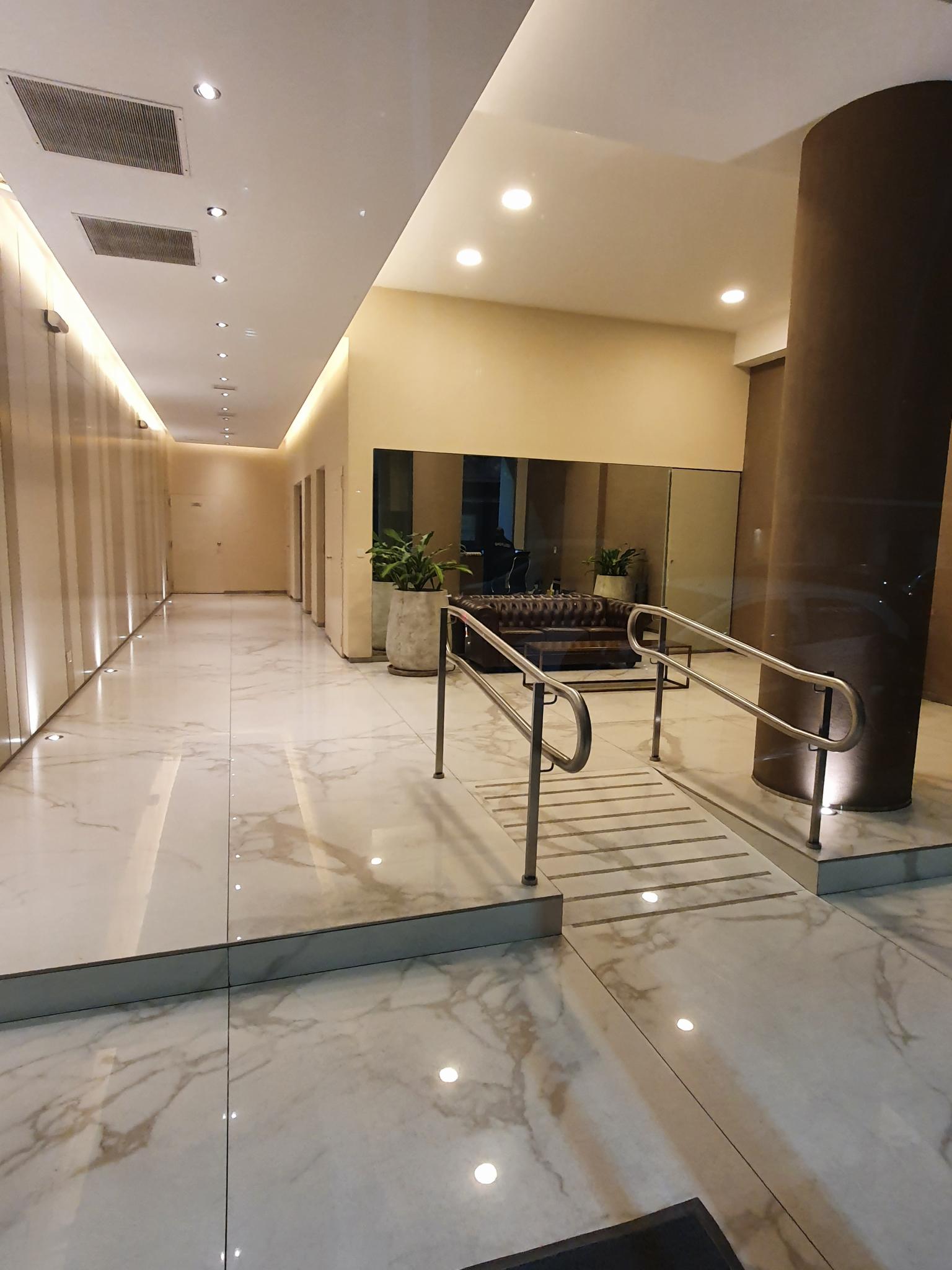 Hall de ingreso al edificio