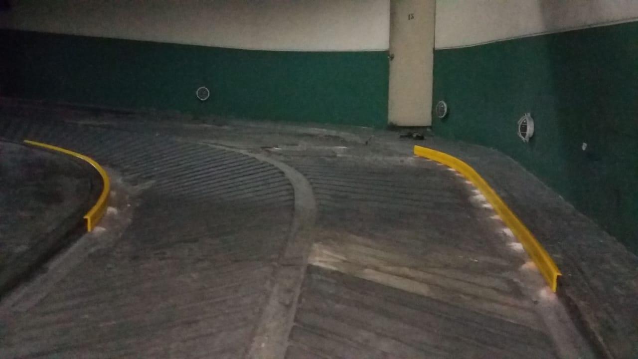 Protecciones para cordones laterales en rampas de acceso vehicular a cocheras.