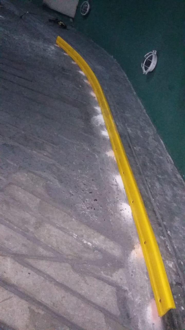Protecciones para cordones laterales en rampas de acceso vehicular a cocheras.