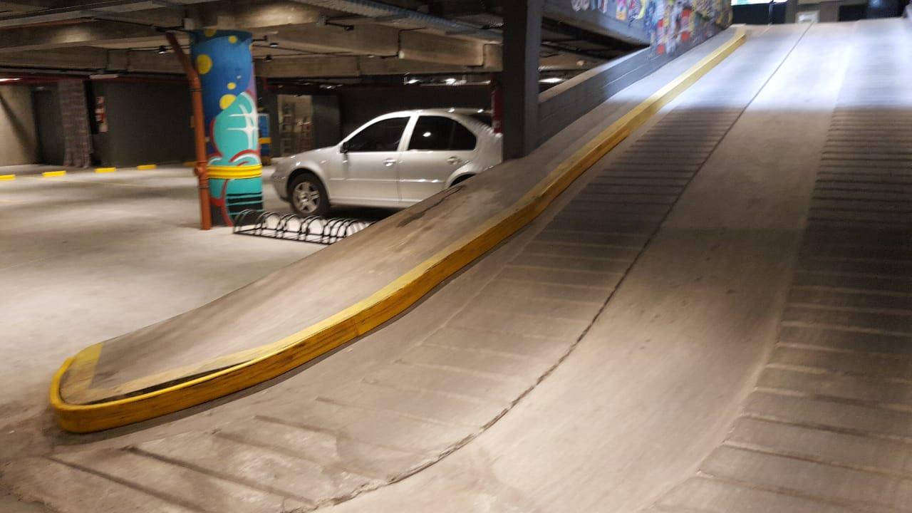 Protecciones para cordones laterales en rampas de acceso vehicular a cocheras.
