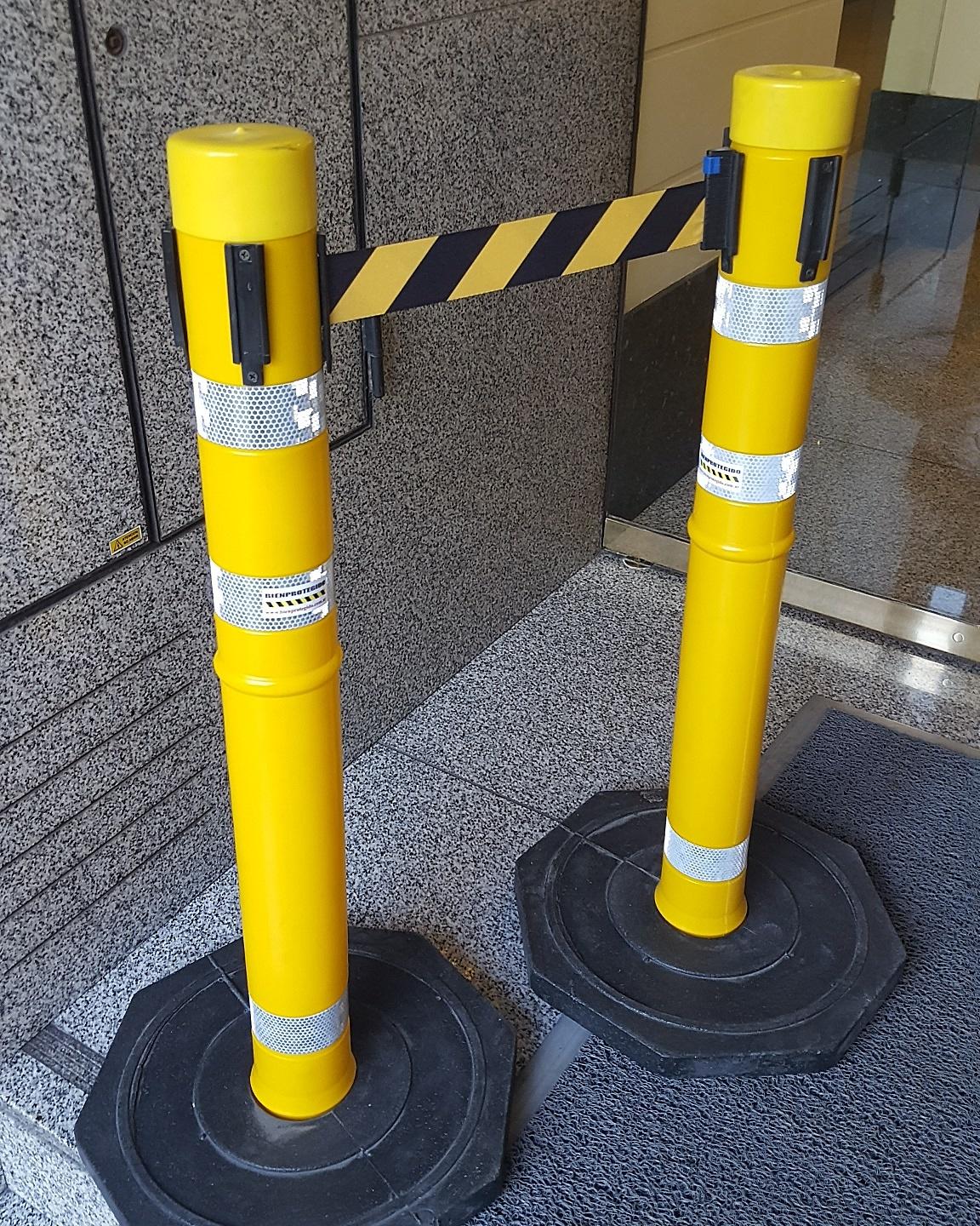 POSTES PLÁSTICOS CON CINTA RETRÁCTIL. USO EXTERIOR.