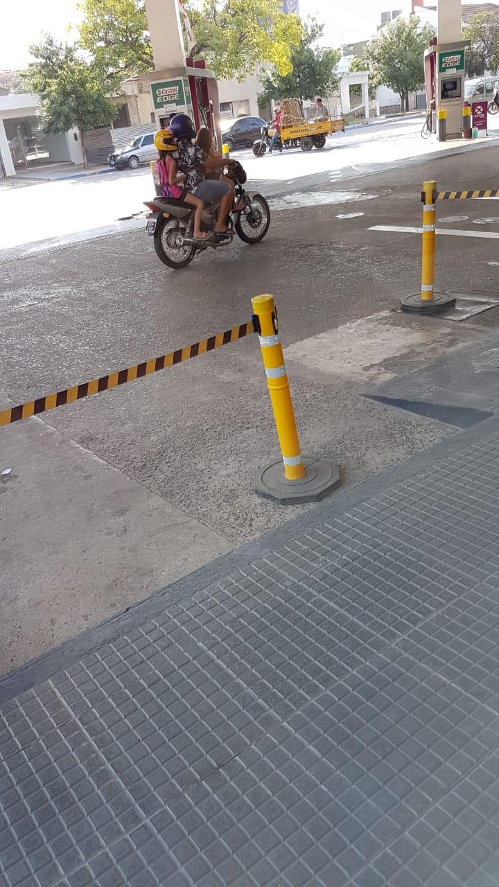 POSTES PLÁSTICOS CON CINTA RETRÁCTIL. USO EXTERIOR.