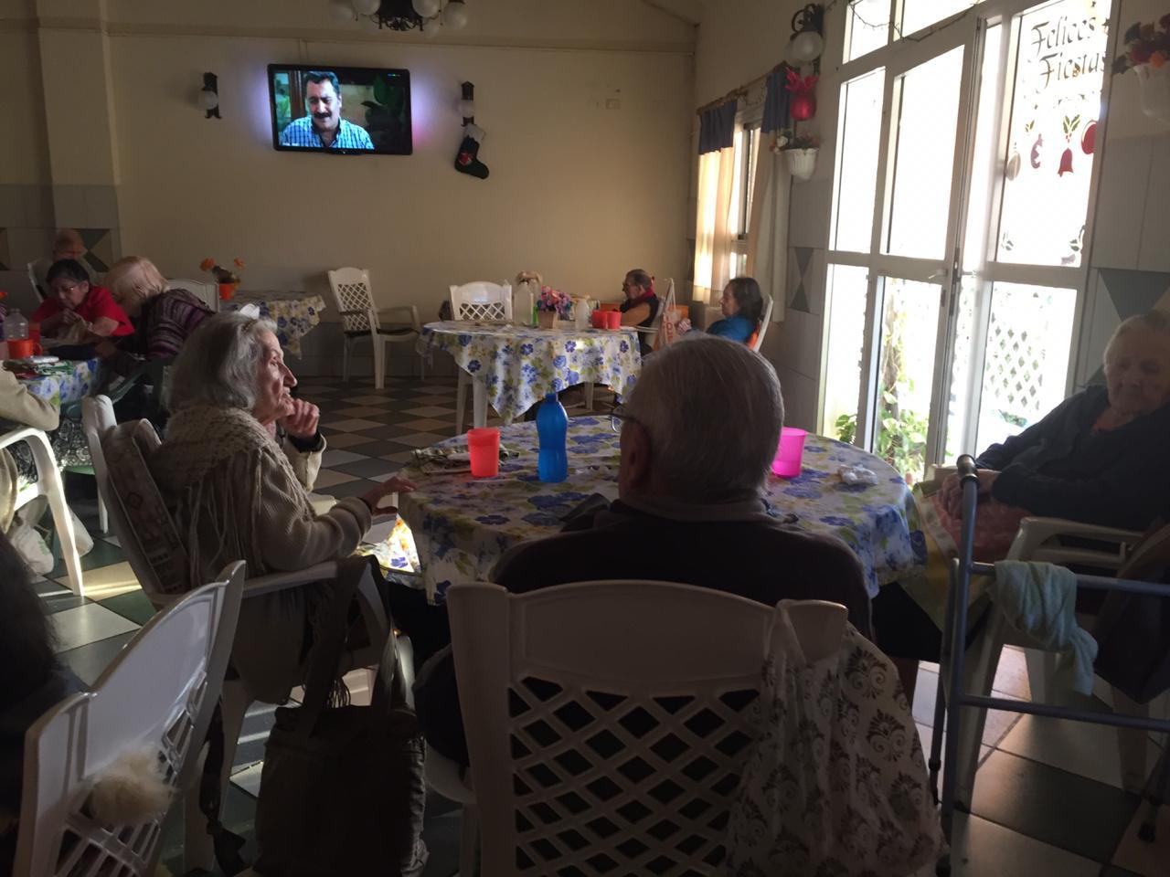 Abuelos en SUM de Planta Alta
