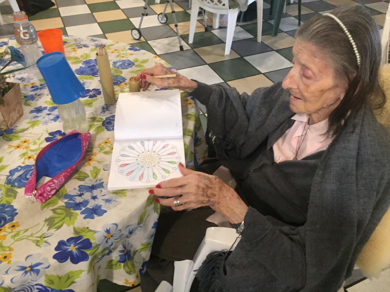 Abuela Pintando mandalas
