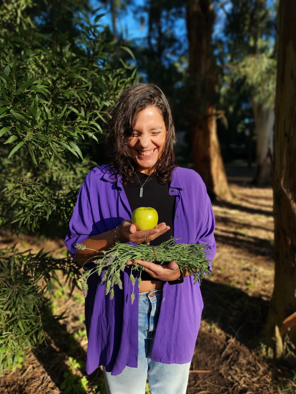 Mujer joven y relajada disfrutando de un desayuno saludable y consciente