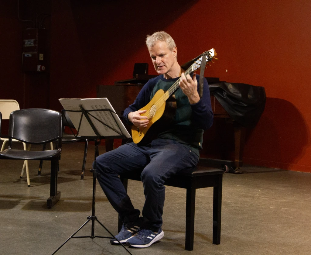 “Mover los afectos”: un viaje a la guitarra barroca con Miguel de Olaso