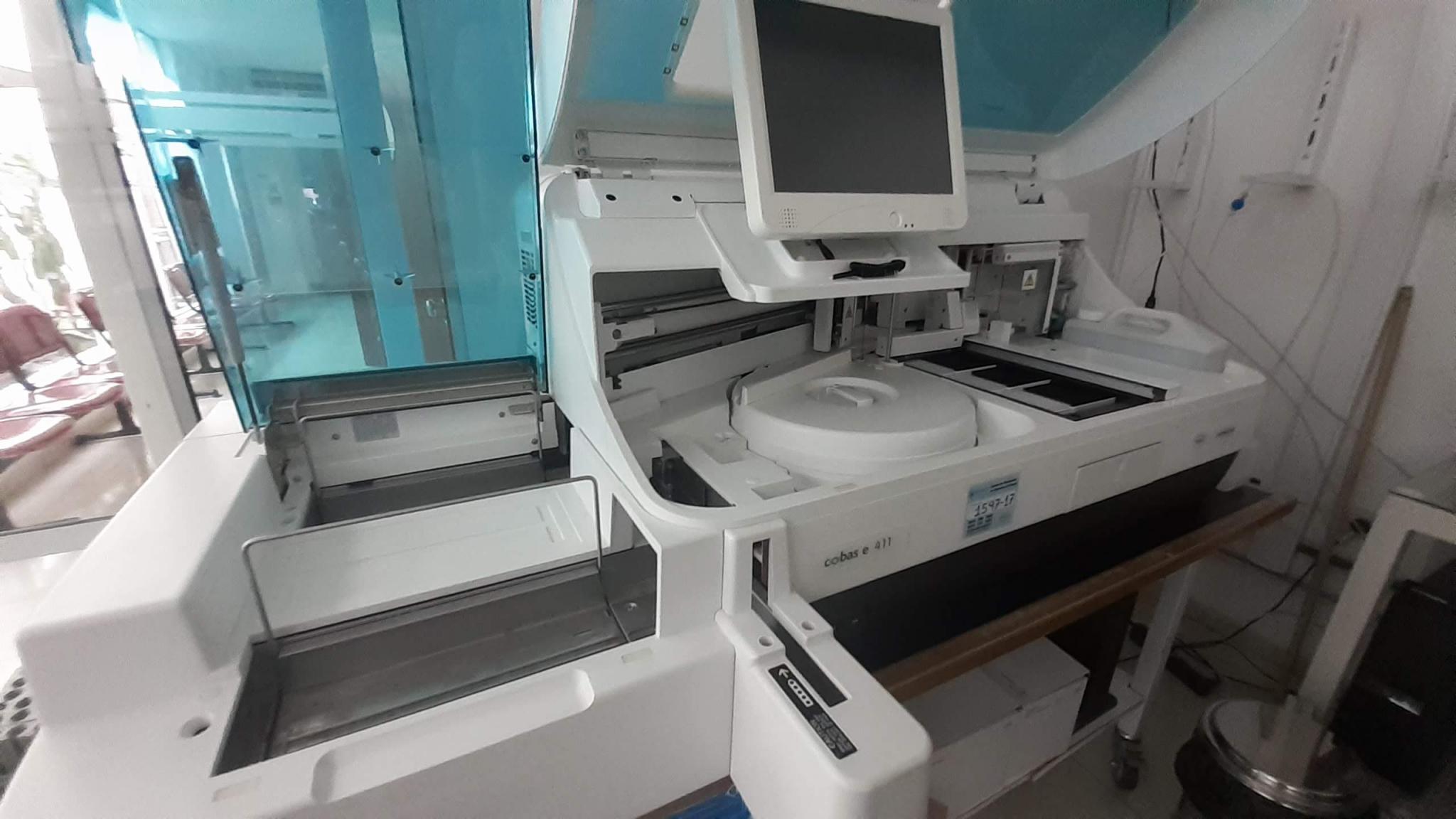 El sistema cobas e 411 es un Autoanalizador totalmente automático aplicado al área del inmunoanálisis, cuyo fundamento de medición es la Electroquimioluminiscencia (ECL)