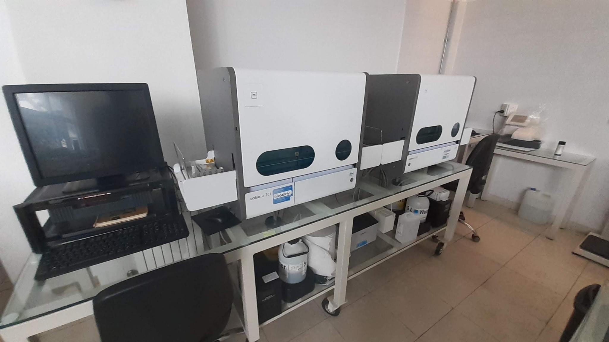El analizador cobas u 601 procesa las tiras reactivas de orina de forma totalmente automatizada