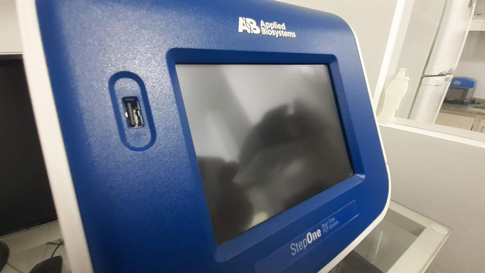 El sistema StepOne ™ es un sistema de PCR en tiempo real extraordinariamente simple que permite obtener resultados de PCR cuantitativos y precisos en tiempo real.
