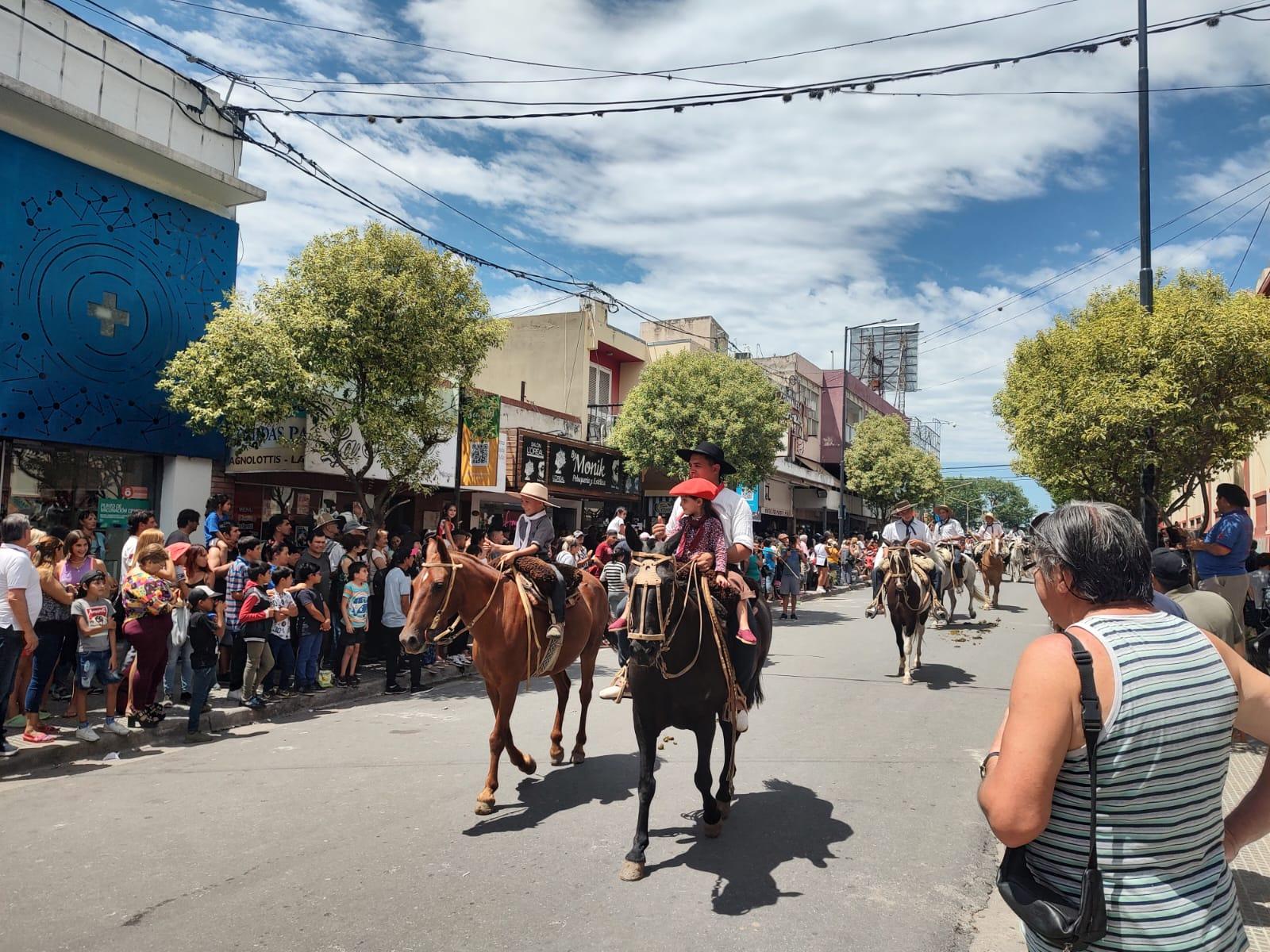 DESFILE INAGURAL DE COSQUIN 2023 