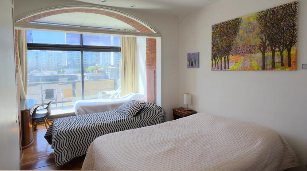 Amplio dormitorio con vista al dique.