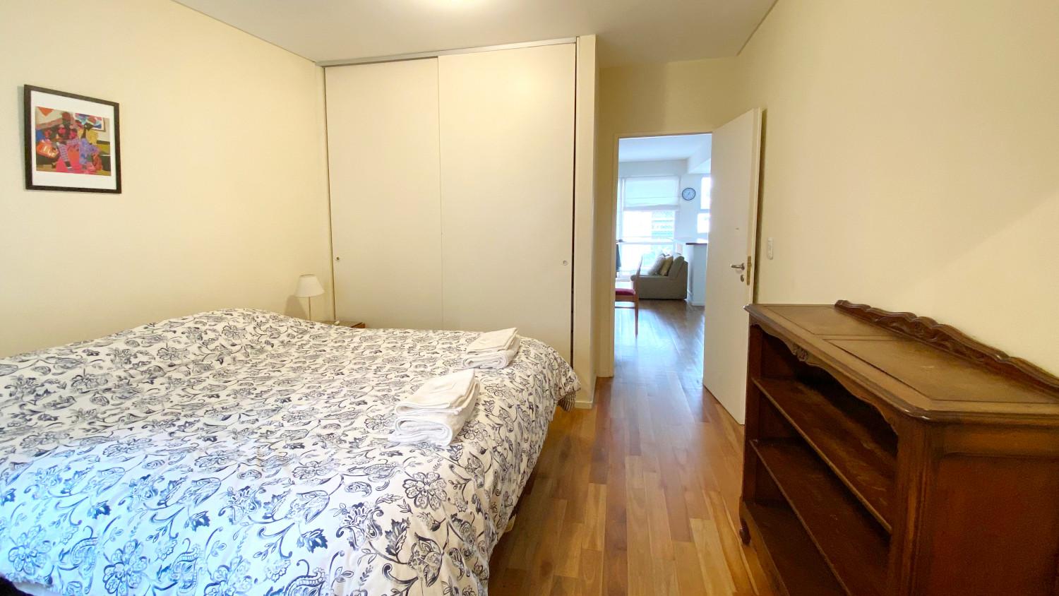 ¿Con qué equipar un dormitorio de un departamento para alquiler temporario?