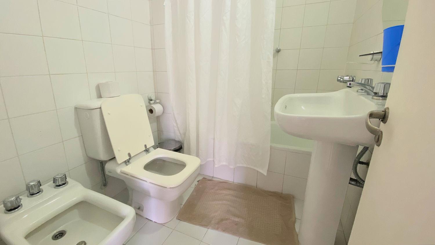 ¿Cómo debe ser un baño para un departamento de alquiler temporario?