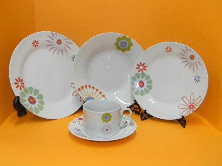 4 platos playos, 4 platos hondos, 4 platos de postre, 4 tazas de té. y 4 platos para tazas. modelo N°4