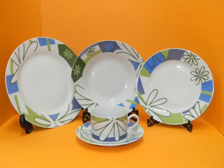 4 platos playos, 4 platos hondos, 4 platos de postre, 4 tazas de té. y 4 platos para tazas. modelo N°5