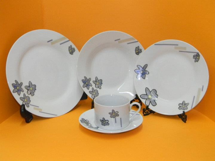 4 platos playos, 4 platos hondos, 4 platos de postre, 4 tazas de té. y 4 platos para tazas. modelo N°3
