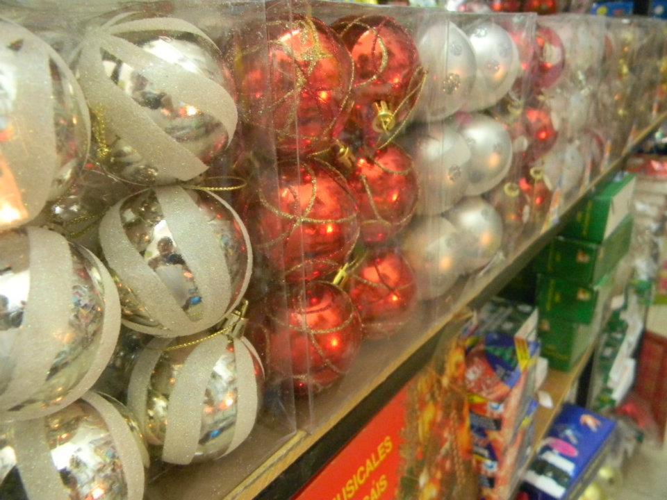 Pelotas de Navidad de distintos colores, brillantes, opacas, grandes, medianas, chicas,