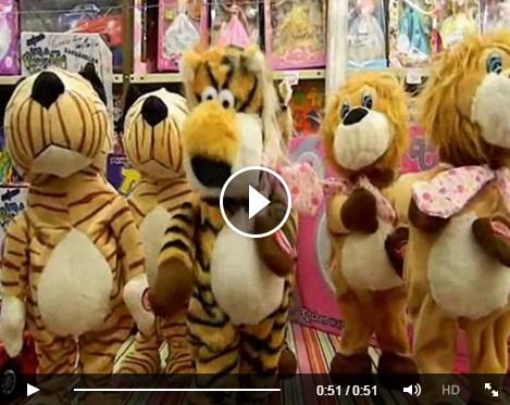 Vídeo Muestra Muñecos de Peluche Bailando en Casa Arias