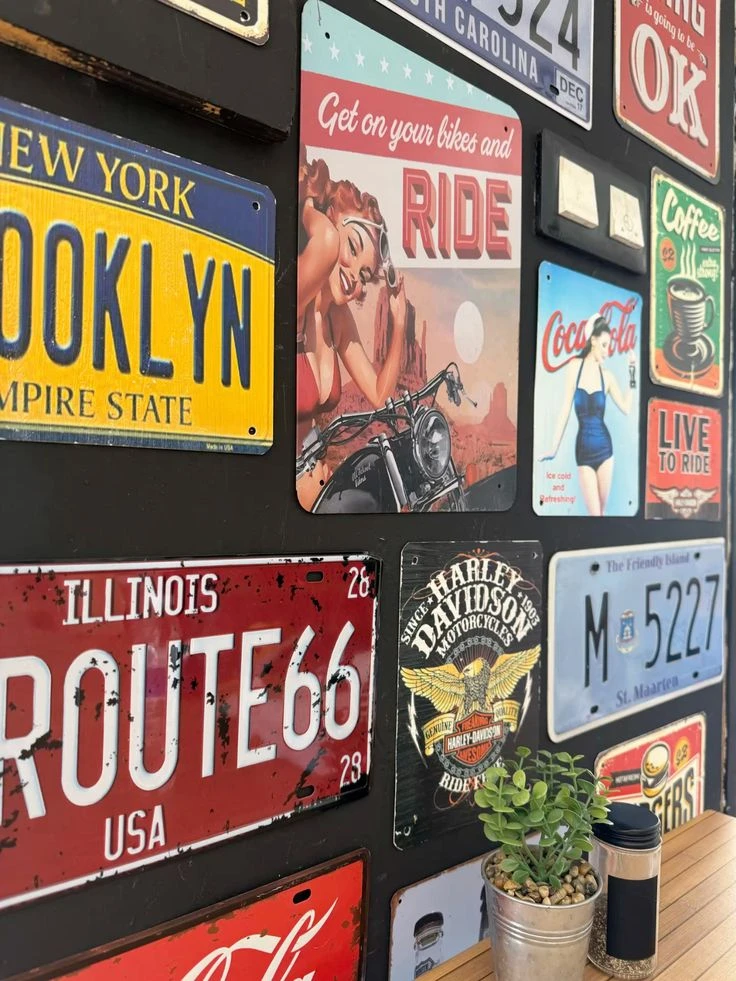 Colección de chapas decorativas antiguas en una pared rústica
