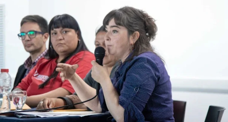 Eugenia Cozzi expone los resultados del informe "&iquest;Paz para qui&eacute;n?" sobre violencia institucional y pr&aacute;cticas policiales en barrios populares de Rosario durante una mesa de debate.