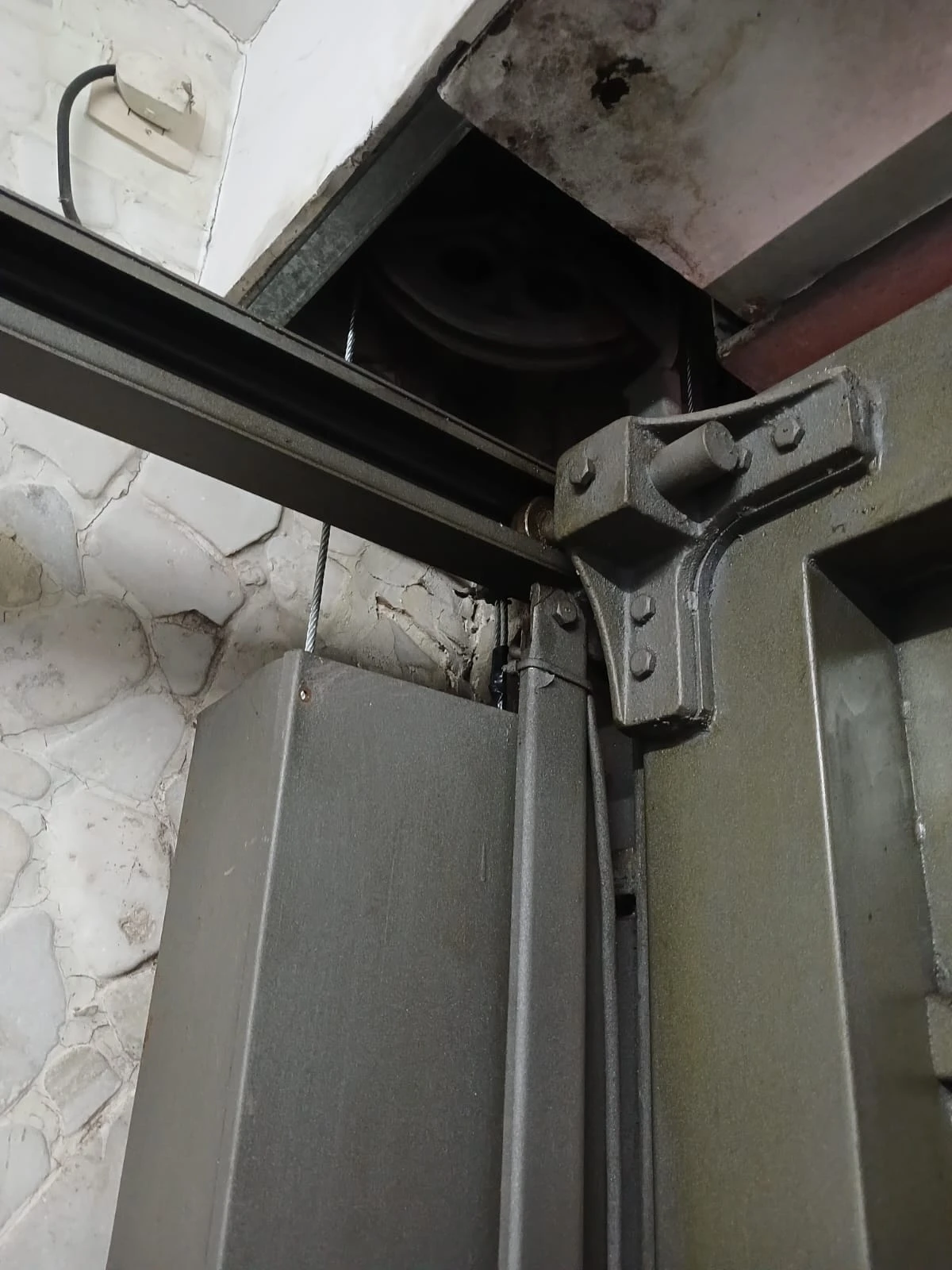 Cambio de cables de acero de un portón levadizo automático