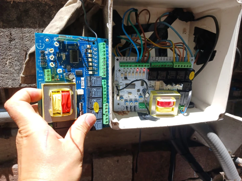 Reemplazo de electronica de un motor pivotante doble de alto tránsito