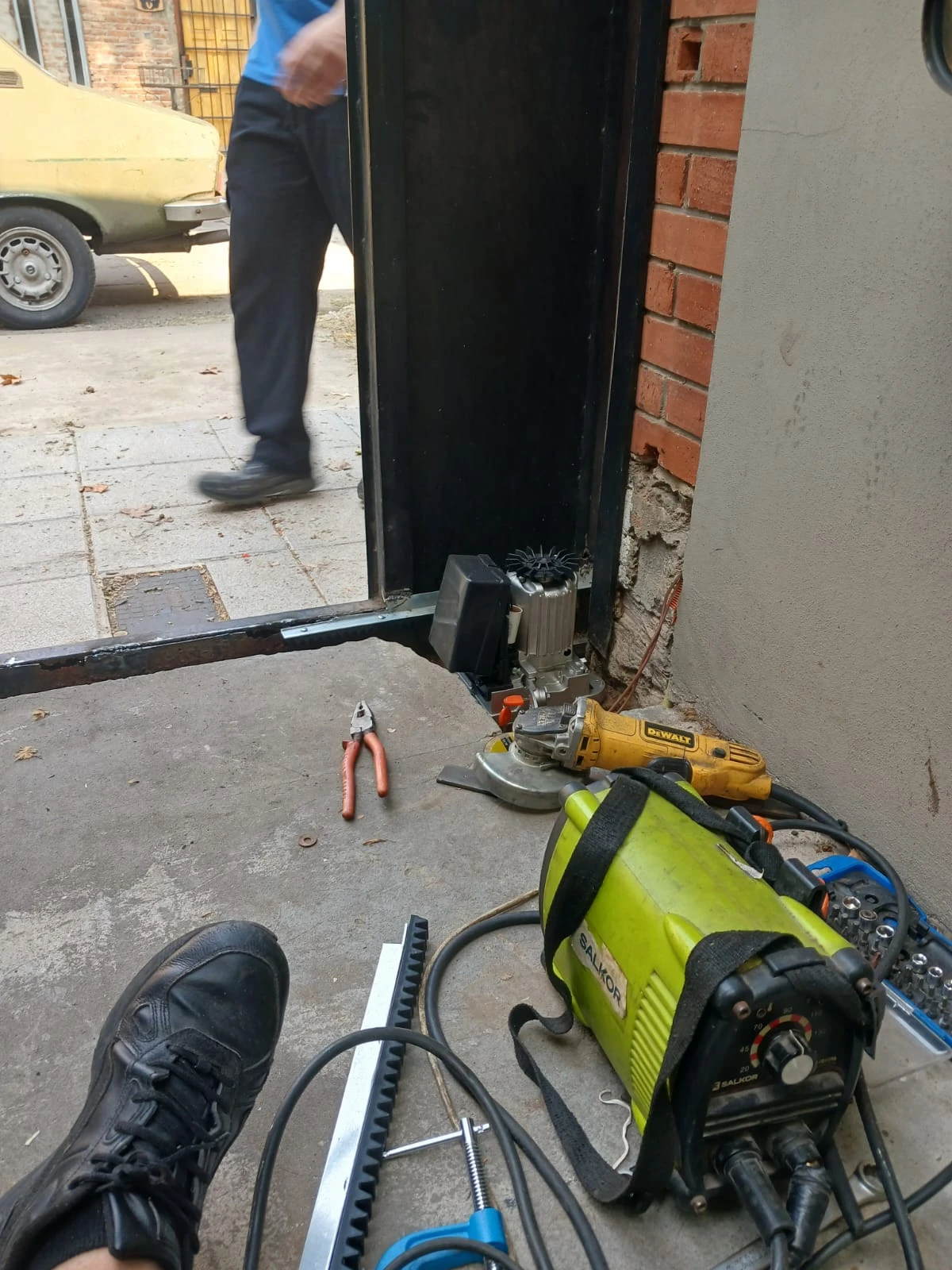 Cambio de cremalleras defectuosas y mantenimiento general de un motor corredizo domiciliario