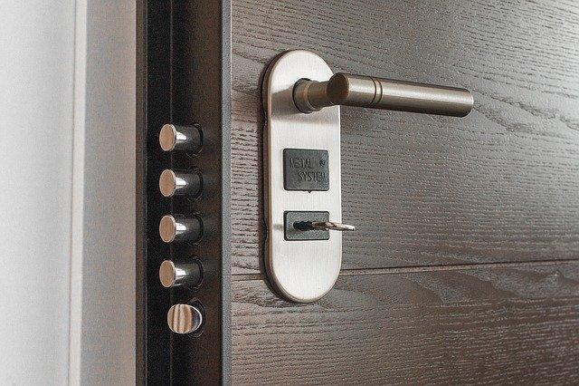 Tips para quienes deban entrar y salir de casa