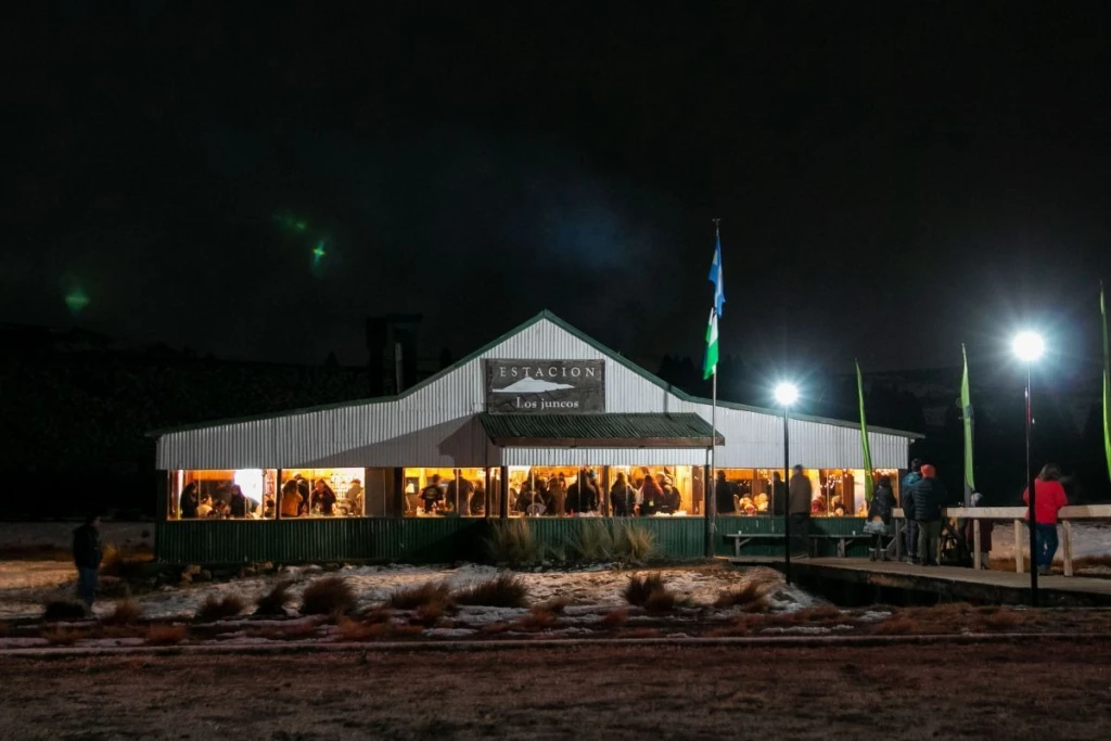 Salón Los Juncos de noche
