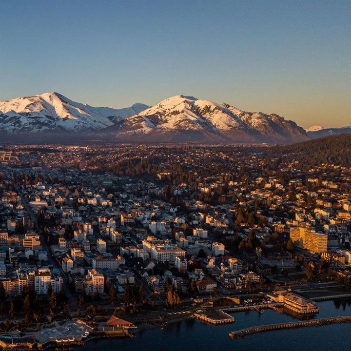 Vista de la ciudad de San Carlos de Bariloche junto al lago Nahuel Huapi