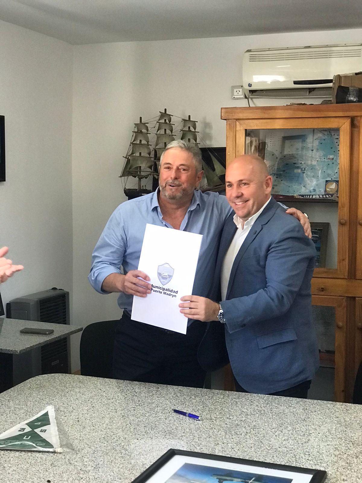 Entrega de la resolución de la tenencia precaria de las tierras en la zona de playa Kaiser
