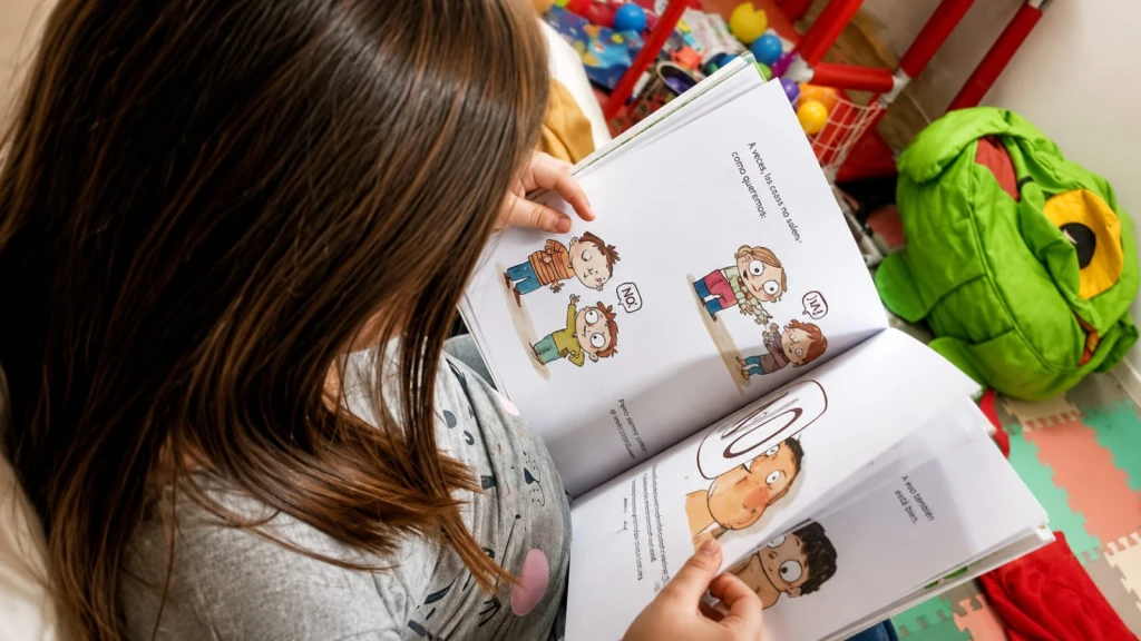 Niño pequeño leyendo un libro ilustrado con entusiasmo