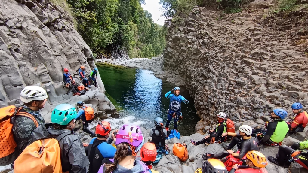 Equipo de protección para barranquismo sobre roca