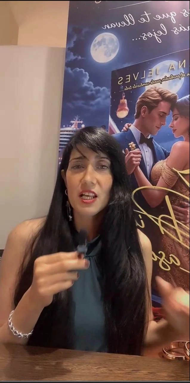 La autora argentina Lorena Jelves presentando su novela