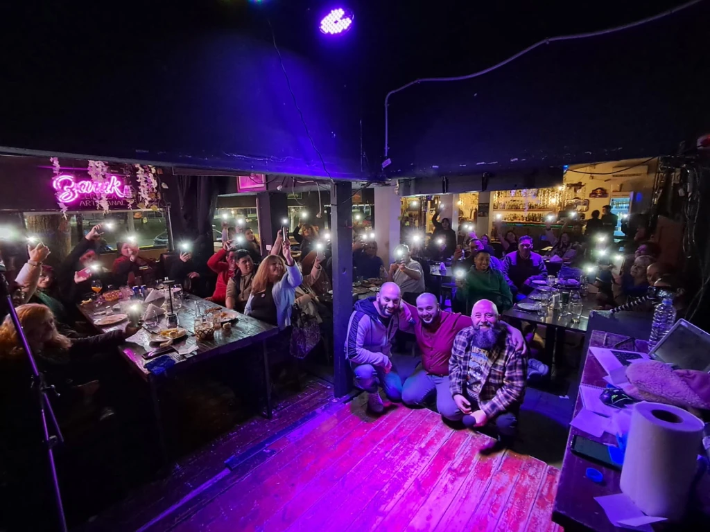 Imagen de show con público saludando