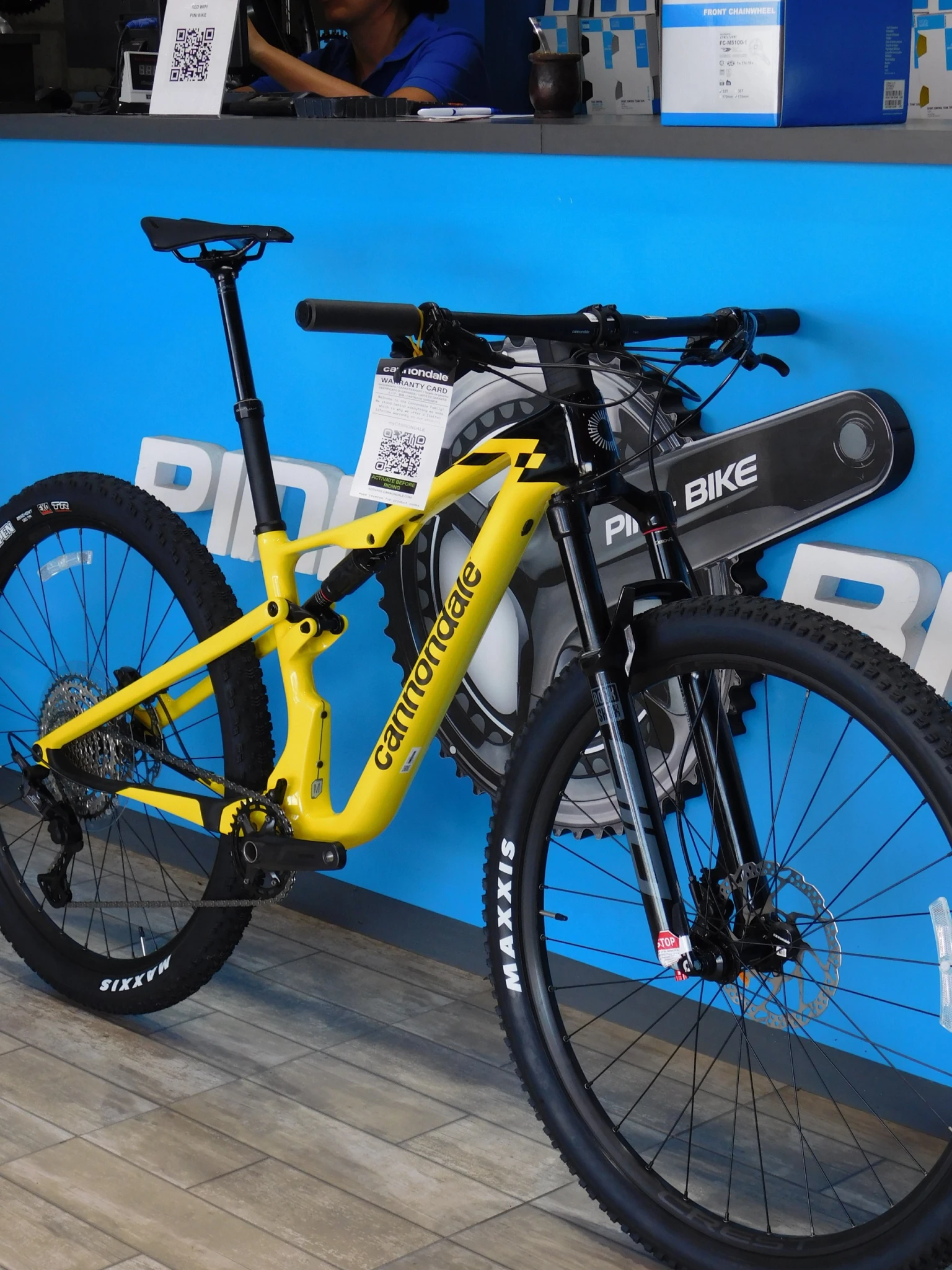 Variedad de bicicletas de montaña y ciudad