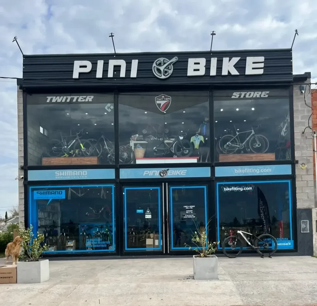 Ciclista profesional con bicicleta de ruta en carretera