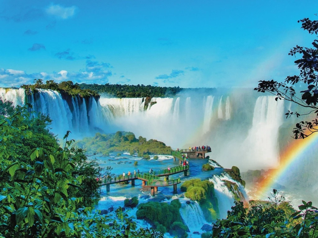 Vehículo de transporte frente a las Cataratas del Iguazú