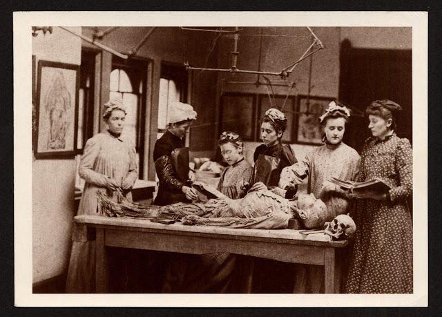 Formación de estudiantes de medicina en 1892.