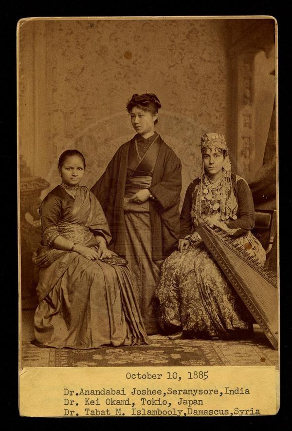 Estudiantes internacionales Anandabai Joshee, Kei Okami y Tabat Islambooly, fotografiados en la recepción del decano el 10 de octubre de 1885