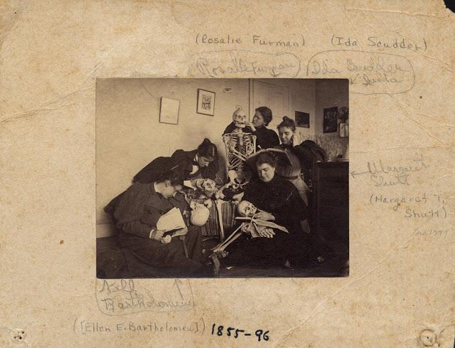 Estudiantes con esqueletos, c.1895.