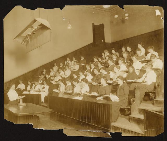 Ella B. Everitt dando una conferencia, 1915.