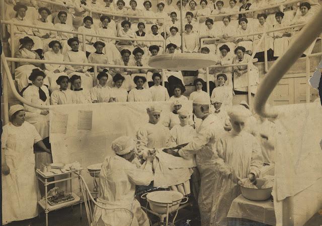 Anfiteatro operativo del Woman's Medical College of Pennsylvania, 1915.