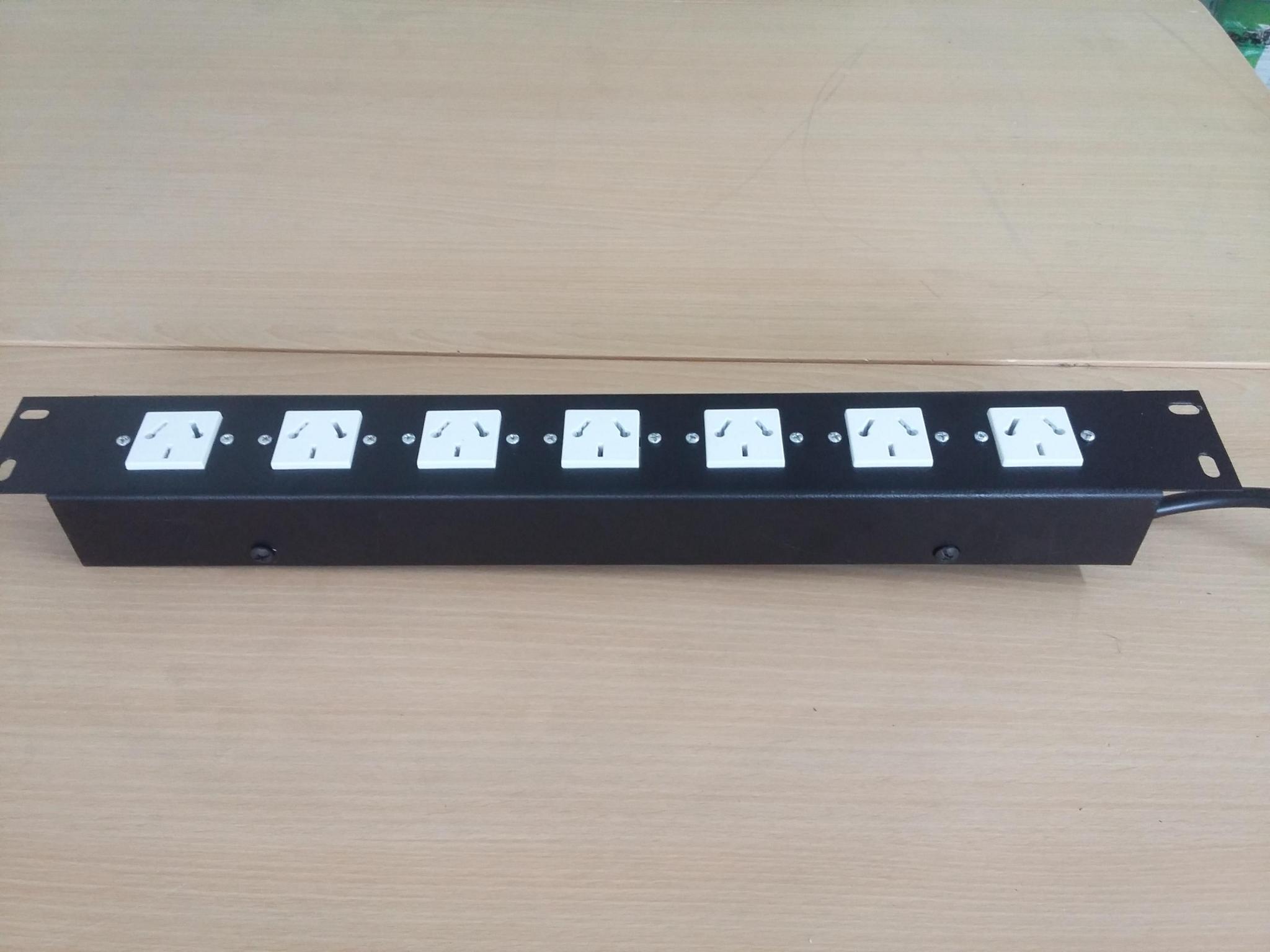 Zocalo electrico horizontal de 7 tomas polarizados sin termica con modulo estandar