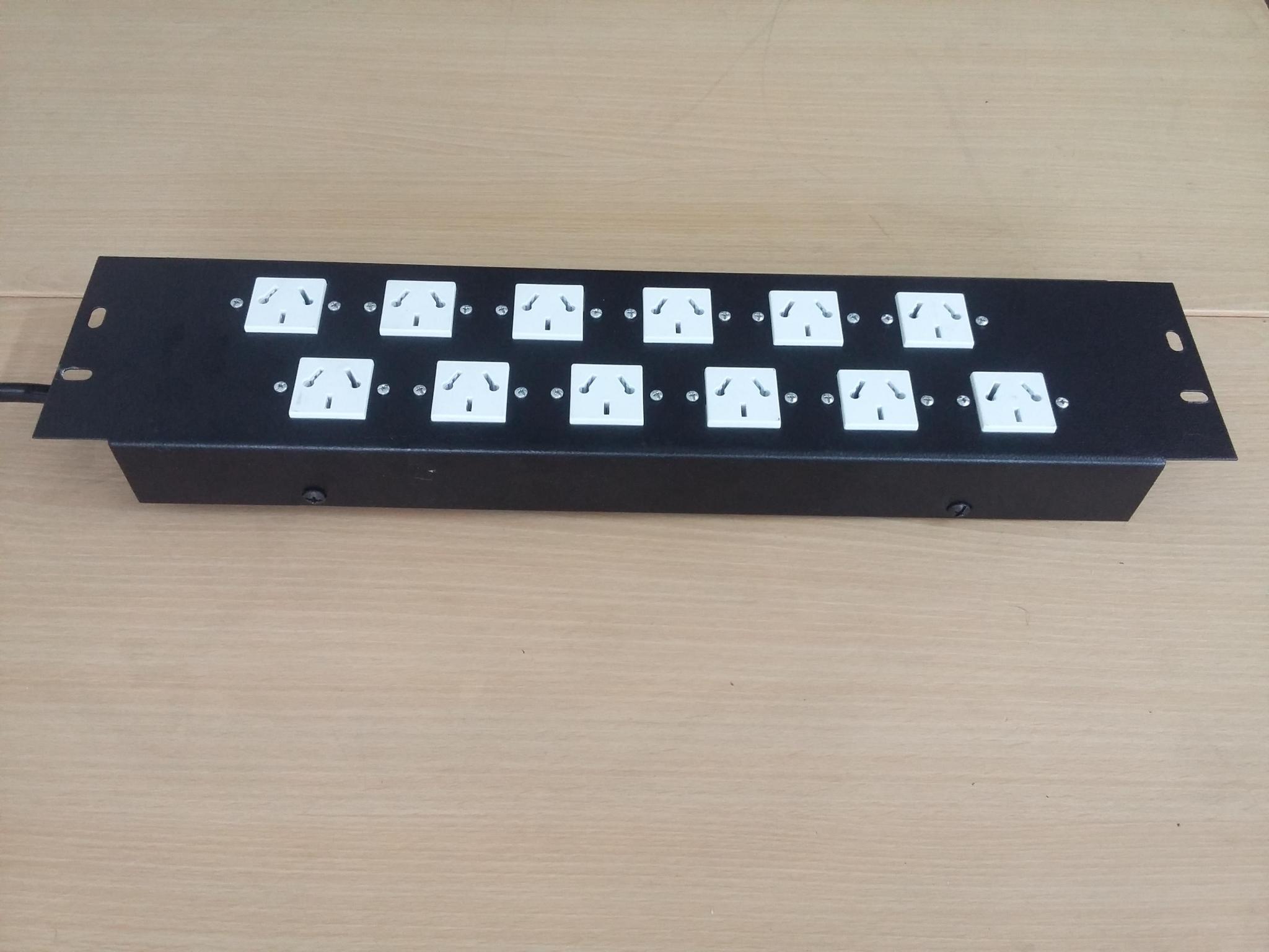 Zocalo electrico horizontal de 12 tomas polarizados sin termica con modulo estandar