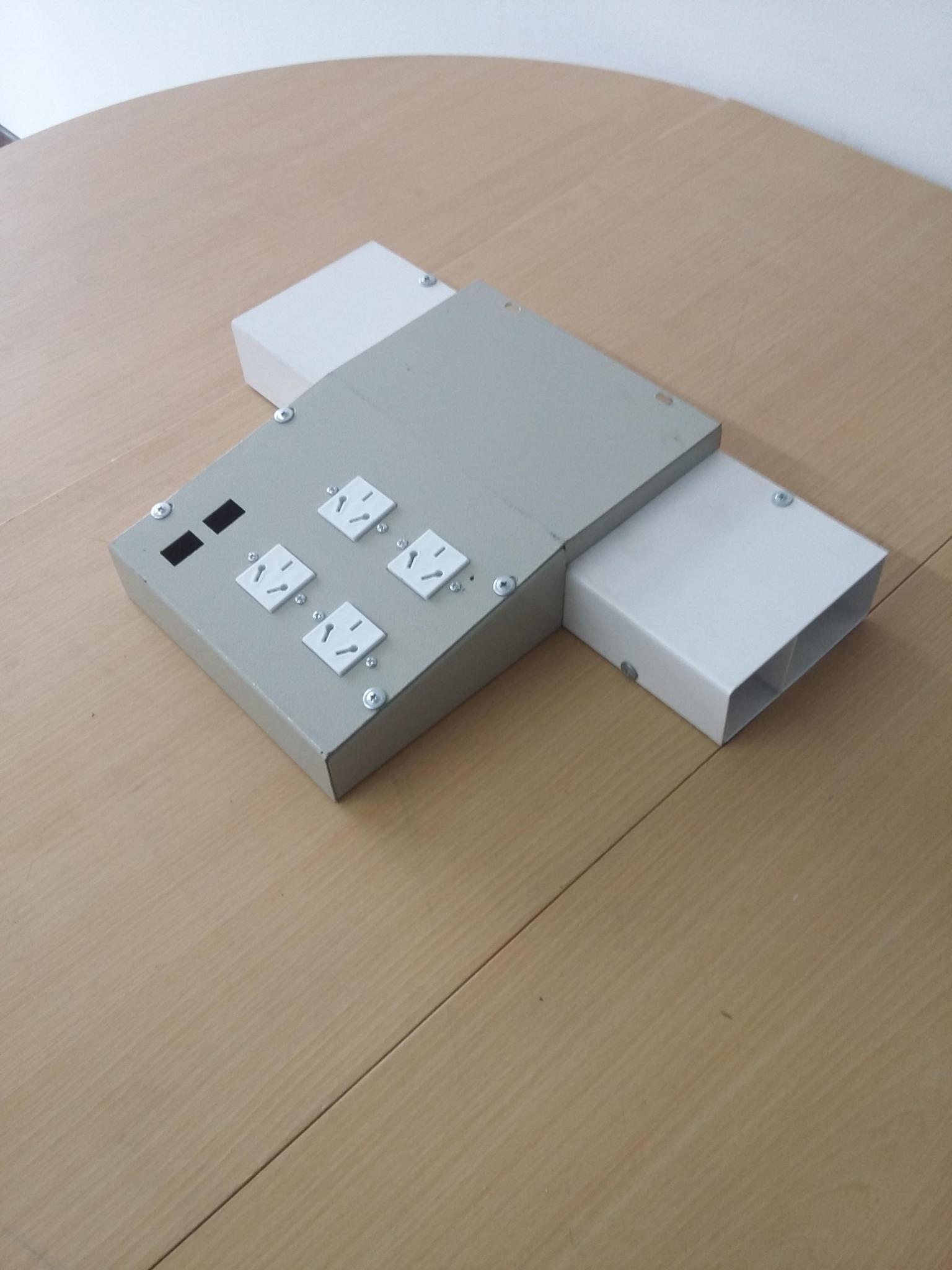 Bandeja de chapa con divisor en el medio, y zocalo electrico con posibilidad de colocar datos