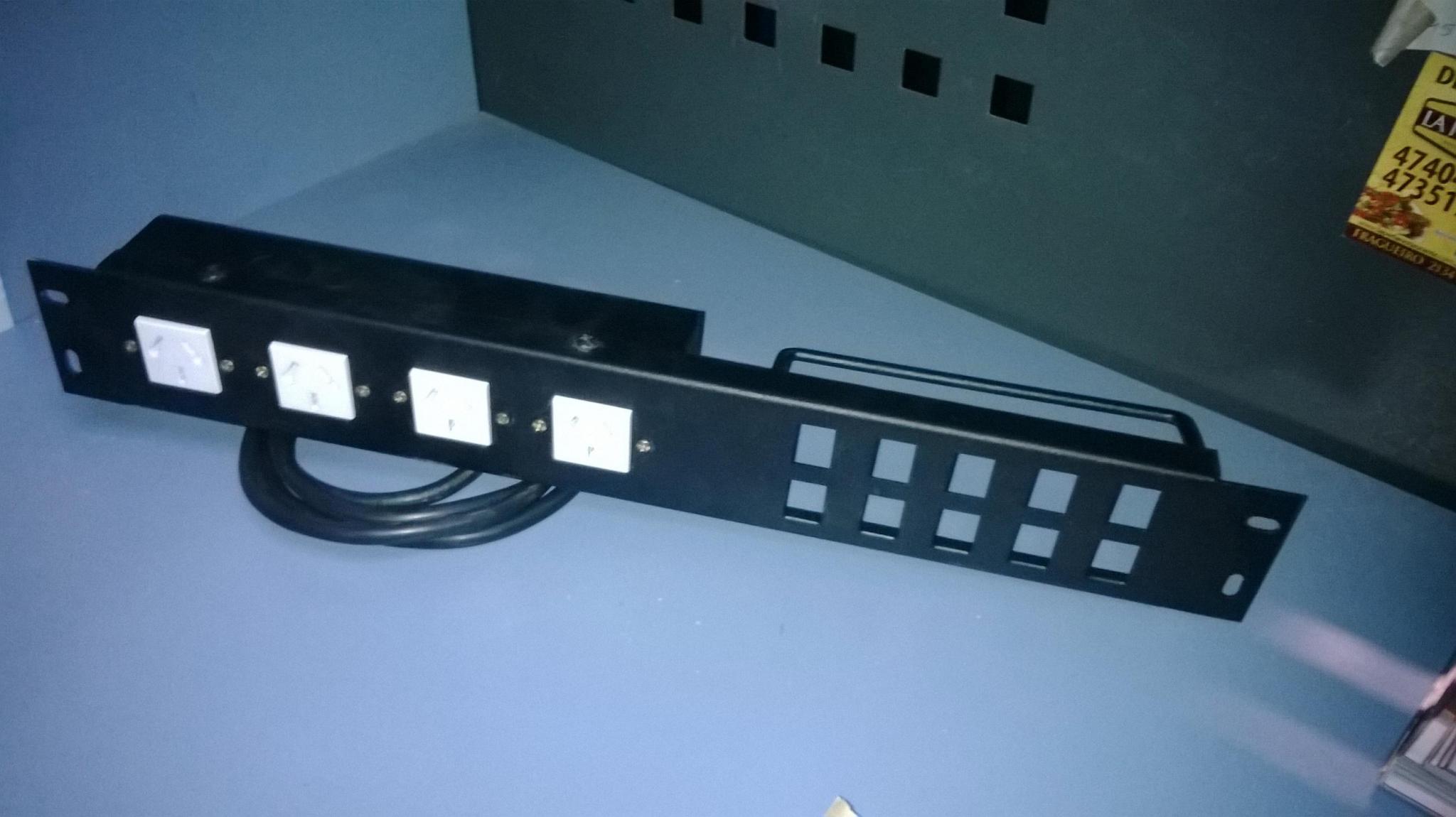 Zocalo Electrico Horiz, 4 tmas polarizados y Patchera para 10 Jack RJ-45